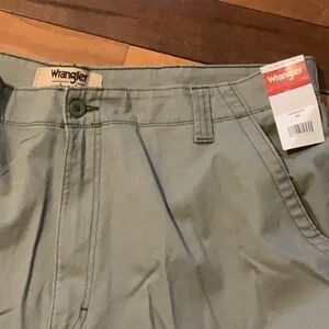 Wrangler Men's Cargo Shorts NWT size 42 in “dusty olive” - bundle and save